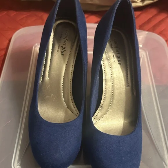 Payless Classic Blue Heels - Picture 2 of 3